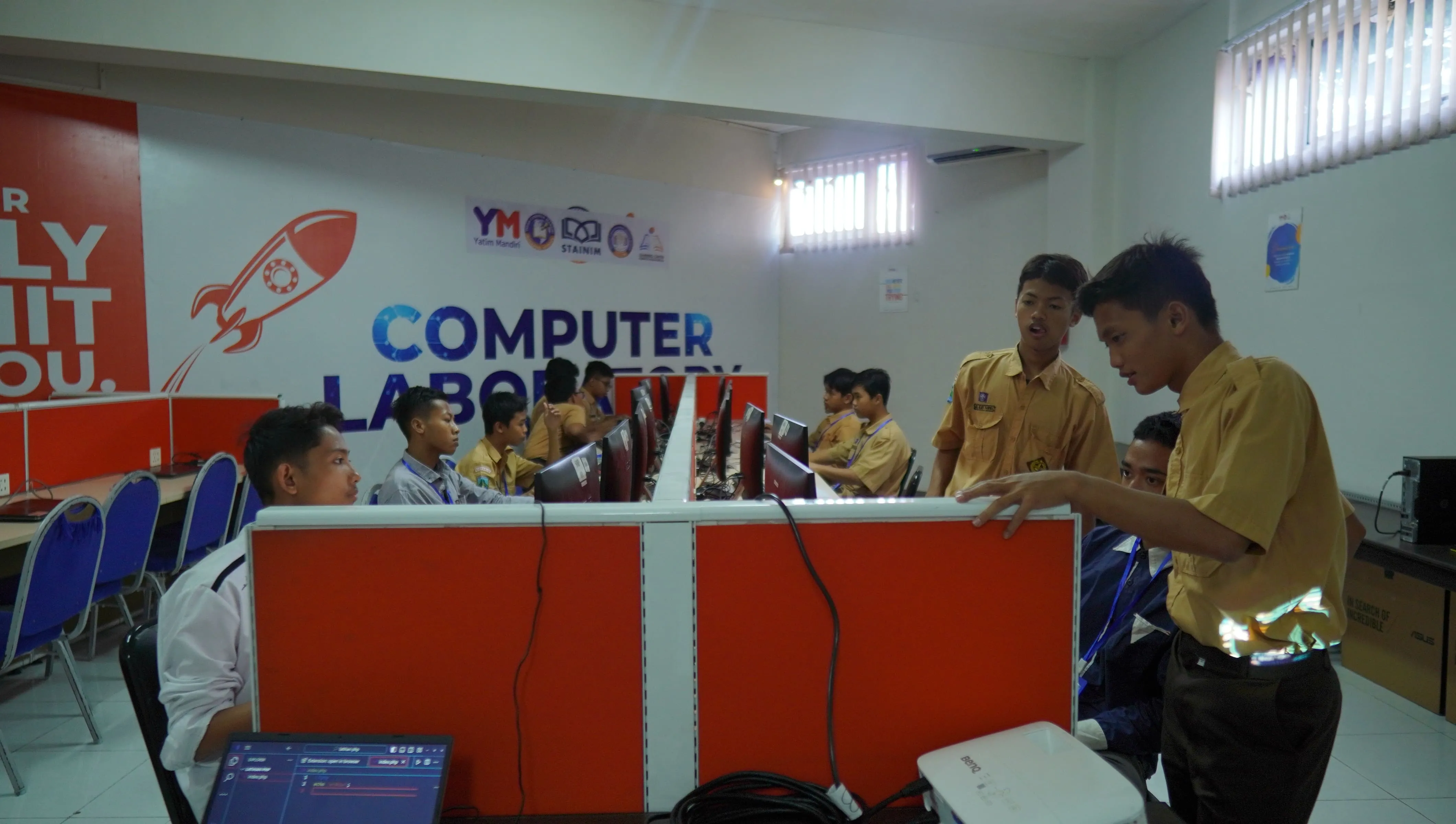 Kegiatan Pembelajaran di Laboratorium Komputer SMA ICMBS Sidoarjo