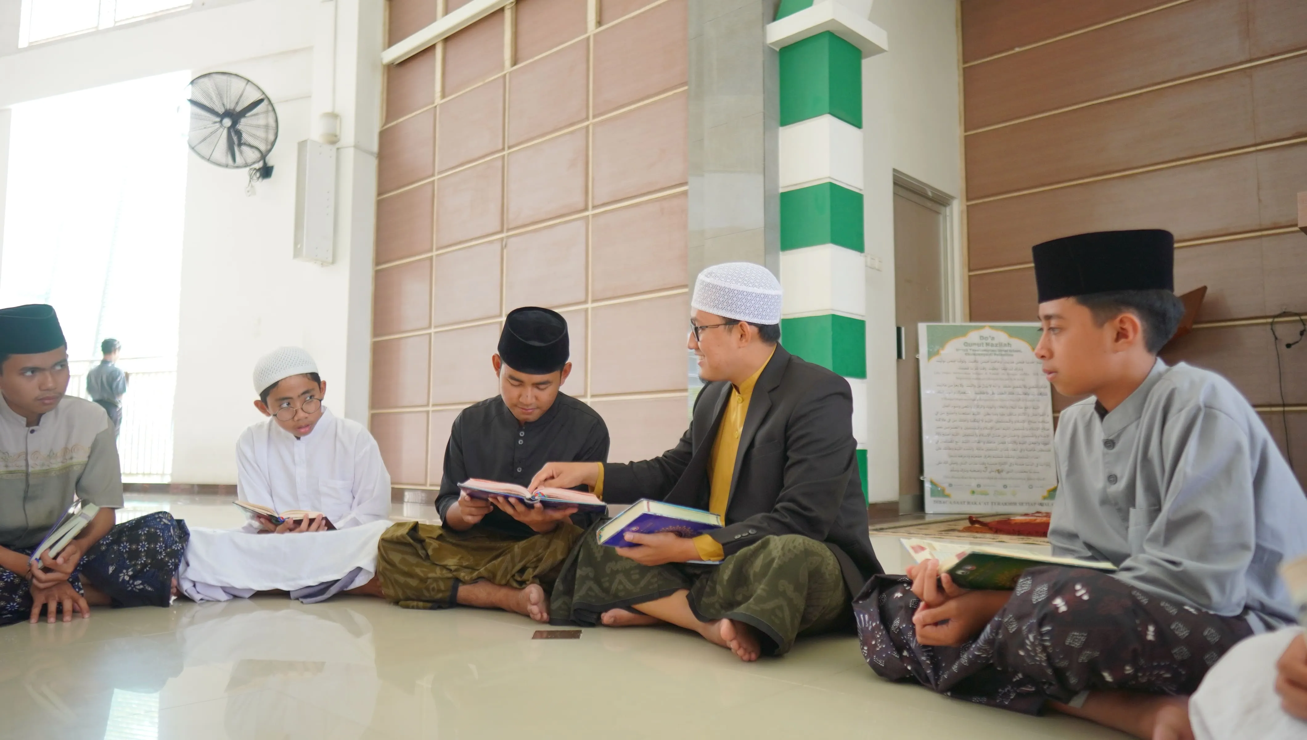 Kegiatan Belajar Mengaji Bersama di Lingkungan Sekolah